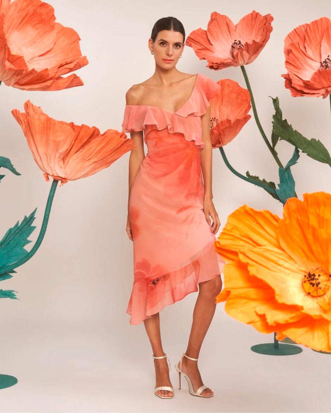 Vestido con falda asimétrica y escote en pico cruzado con volantes confeccionado en tela de gasa y estampado floral. Antes costaba 159.80 euros, ahora, 111.86 euros en See iou.