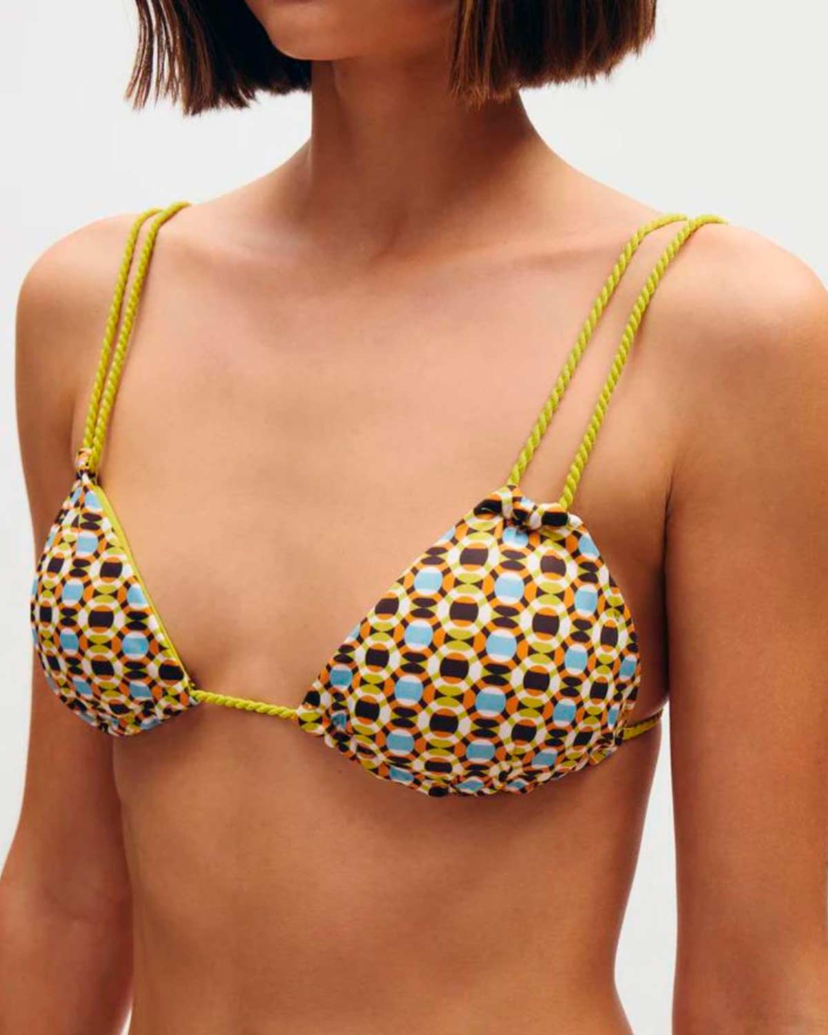 Top de bikini triangular con doble tirante y estampado geométrico. 69 euros en las rebajas de Simorra.