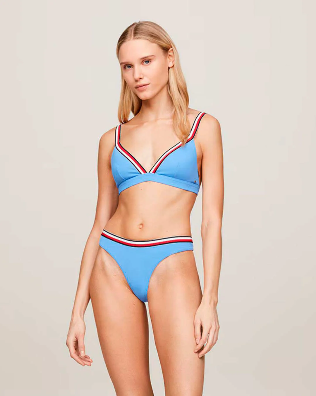 Bikini azul con rayas en rojo y blanco. Es de Tommy Hilfiger y cuesta 35 euros en las rebajas de El Corte Inglés. 