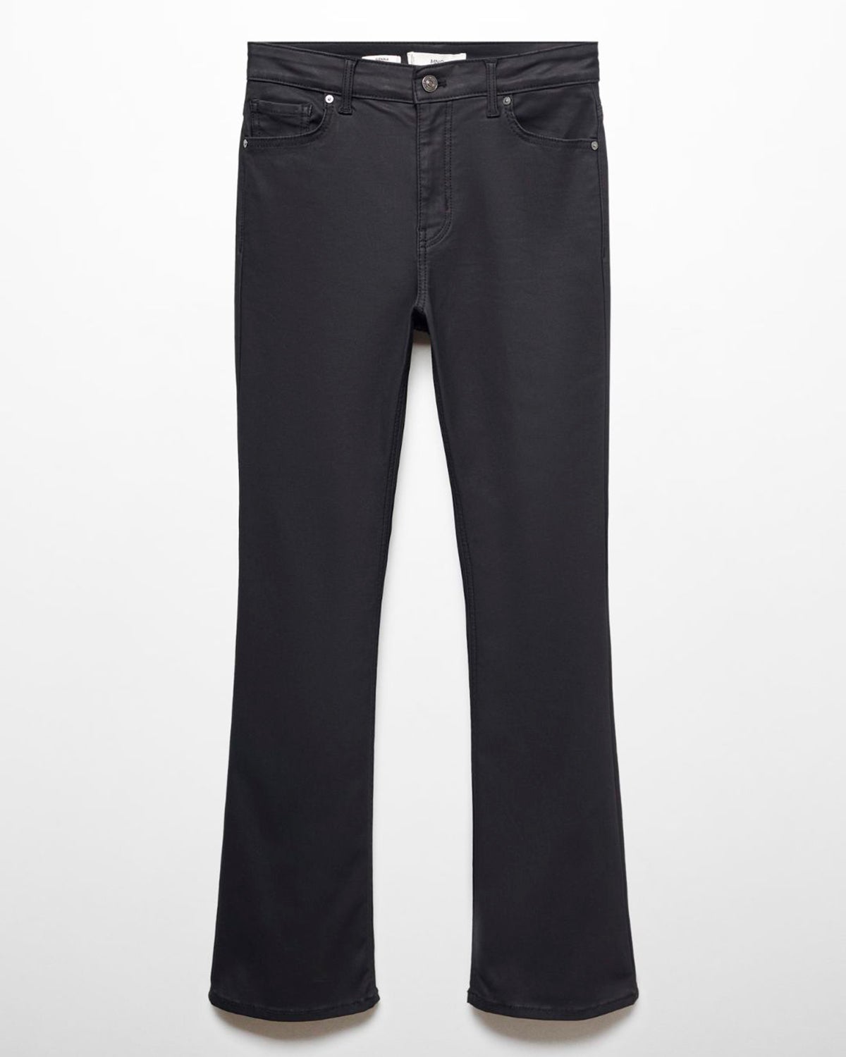 Jeans acampanados crop con efecto encerado. 15.99 euros en las rebajas de Mango. 