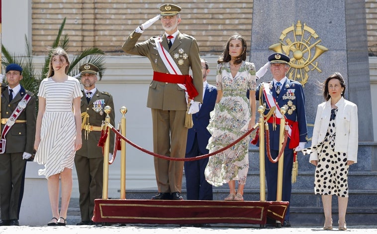 Imagen principal - Los detalles del look de Doña Letizia con vestido de Maje, sandalias de Pedro García y pendientes de Helena Nicolan