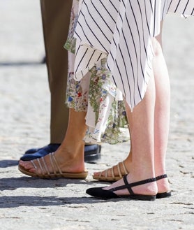 Imagen secundaria 2 - La Reina Letizia y la Infanta Sofía apuestan por vestidos asimétricos y zapato plano en Zaragoza