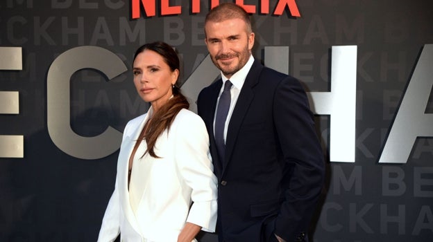 Imagen después - David y Victoria Beckham en 1999 y en 2023 cuando presentaron el documental de Netflix del ex futbolista.