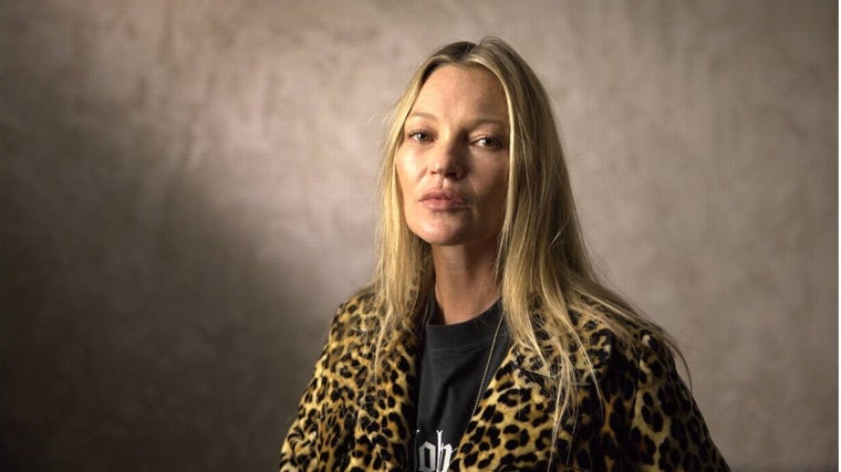 La modelo Kate Moss sale en defensa y apoyo de John Galliano, en el documental sobre la salida de Dior del diseñador gibraltareño