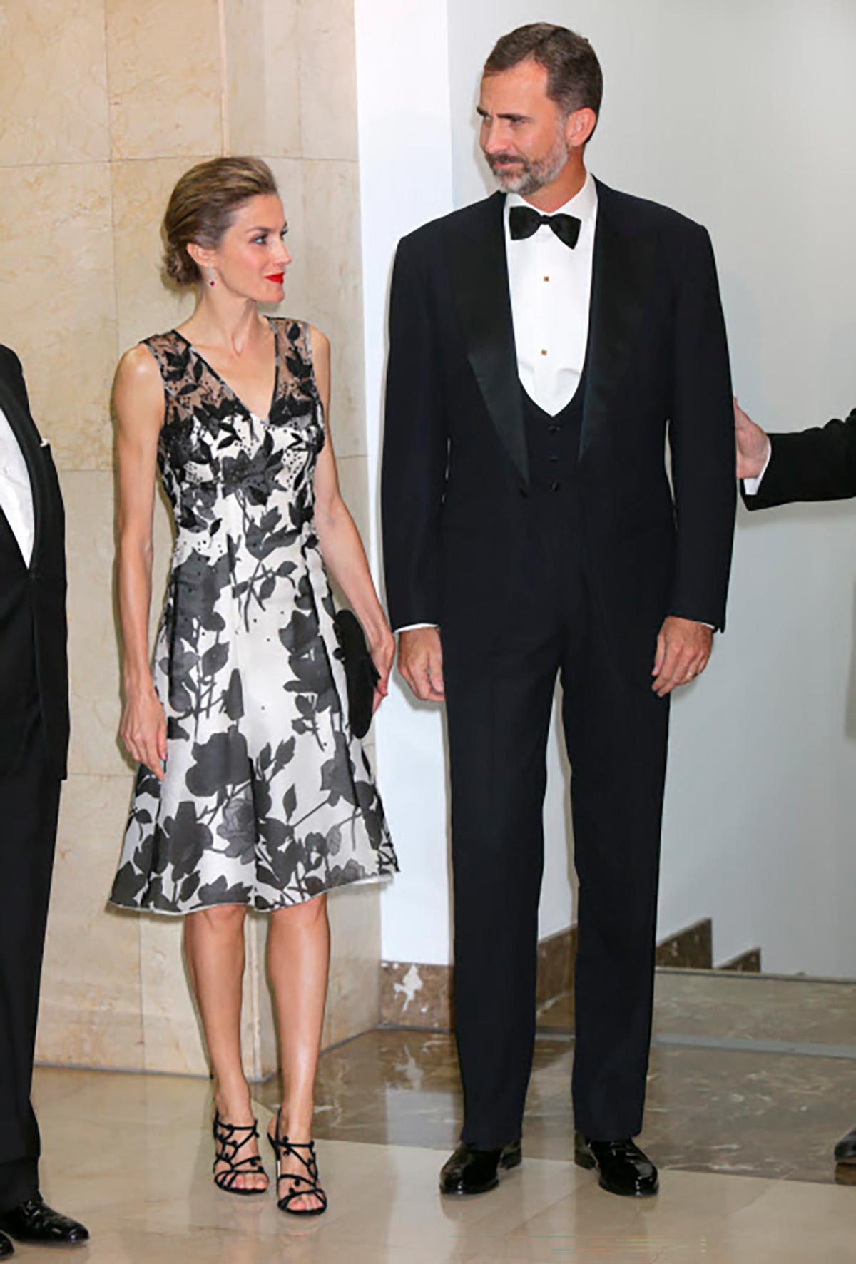 En 2014, con un vestido sin mangas y escote en pico de estampado floral en tonos blancos y negros y transparencias. Llevó su pelo en un moño y labios rojos.