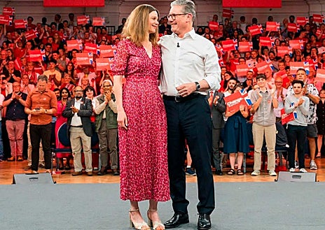 Imagen secundaria 1 - Victoria Starmer apuesta por looks en tendencia, clásicos y atemporales. 