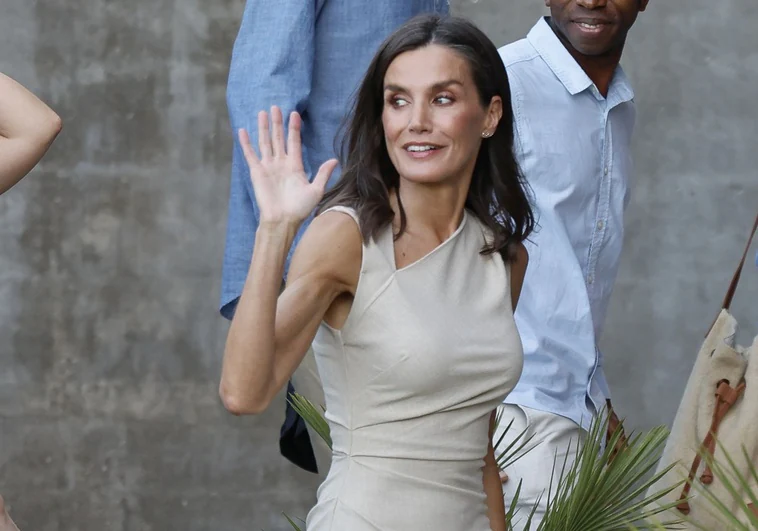 La Reina Letizia recupera los tacones y estrena vestido de Mango