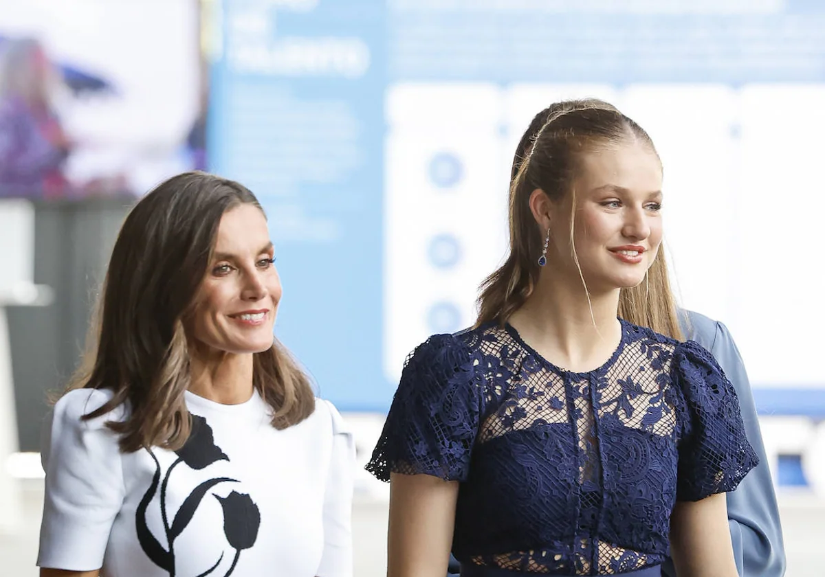 La Reina Letizia estrena un vestido de flores en blanco y negro en la  entrega de los Premios Princesa de Girona 2024