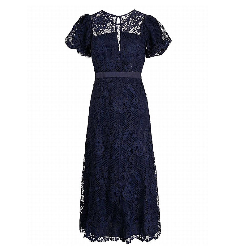 El vestido de encaje que ha llevado la Princesa Leonor está a la venta en la web Farfetch por 635 euros.