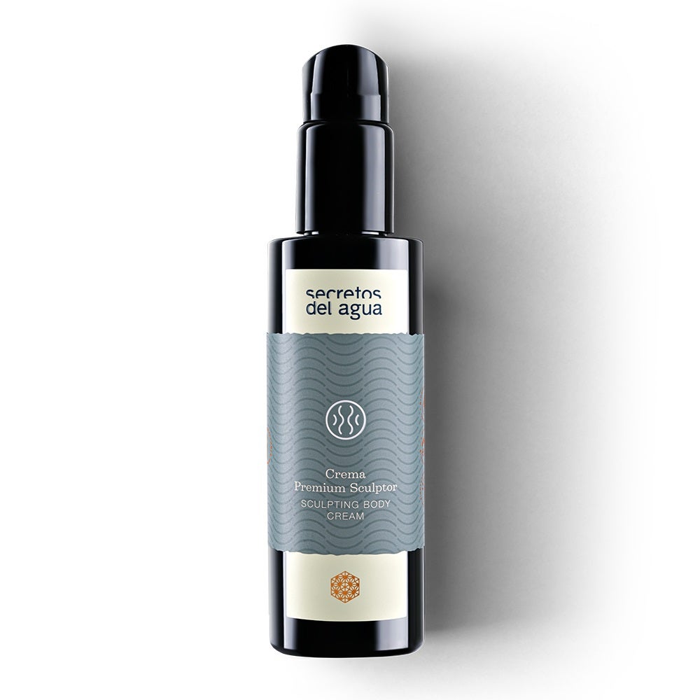 Crema Premium Sculptor de Secretos del Agua (42,80 euros). In tratamiento para combatir la celulitis que actúa sobre el metabolismo promoviendo la eliminación de las grasas y la generación de nuevas células adiposas. Además, logra una importante depuración de las toxinas y tonificar la piel gracias a la estimulación de la circulación. La figura se estiliza y reafirma, se reduce visiblemente el aspecto de la celulitis y la piel recupera su textura natural. Entre sus activos: el alga marina fucus, el sauce, plancton y palmaria palmata.