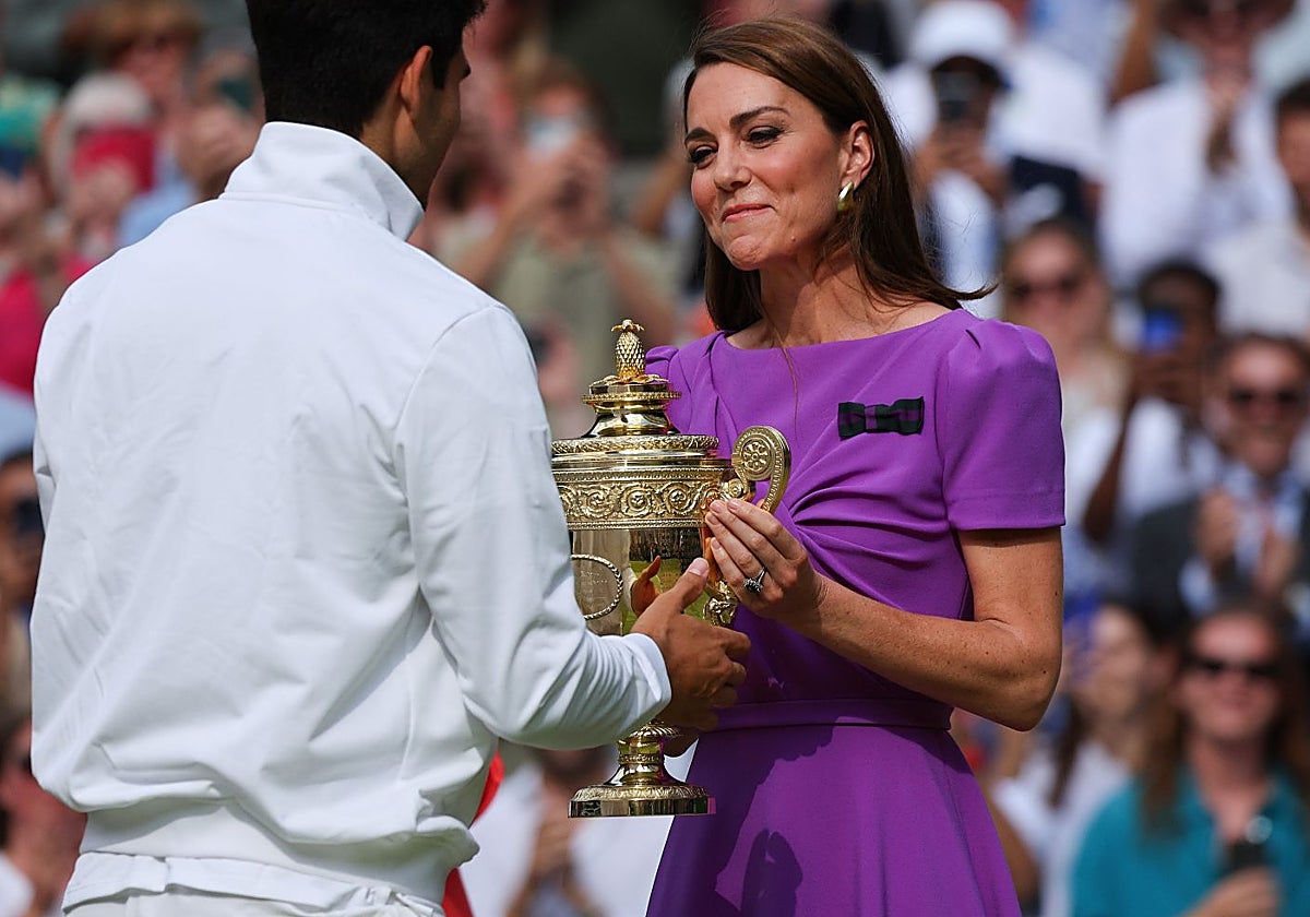 Kate Middleton entrega el trofeo a Carlos Alcaraz en la final de Wimbledon 2024