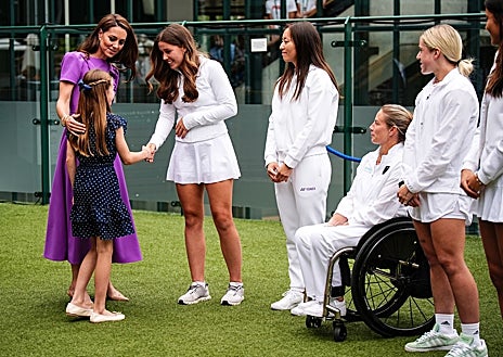 Imagen secundaria 1 - Los detalles del estilismo de Kate Middleton en la final de Wimbledon 2024