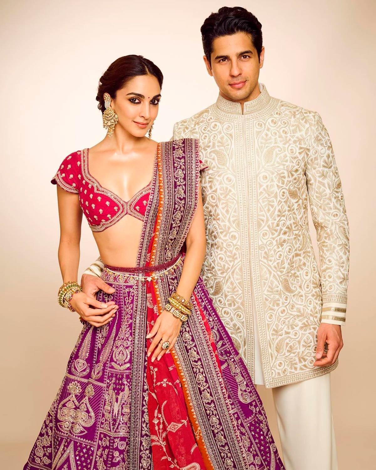 Kiara Advani, acompañada de su marido, Sidharth Malhotra, llevó un look con estampado ético en tonos rojos y morados. 