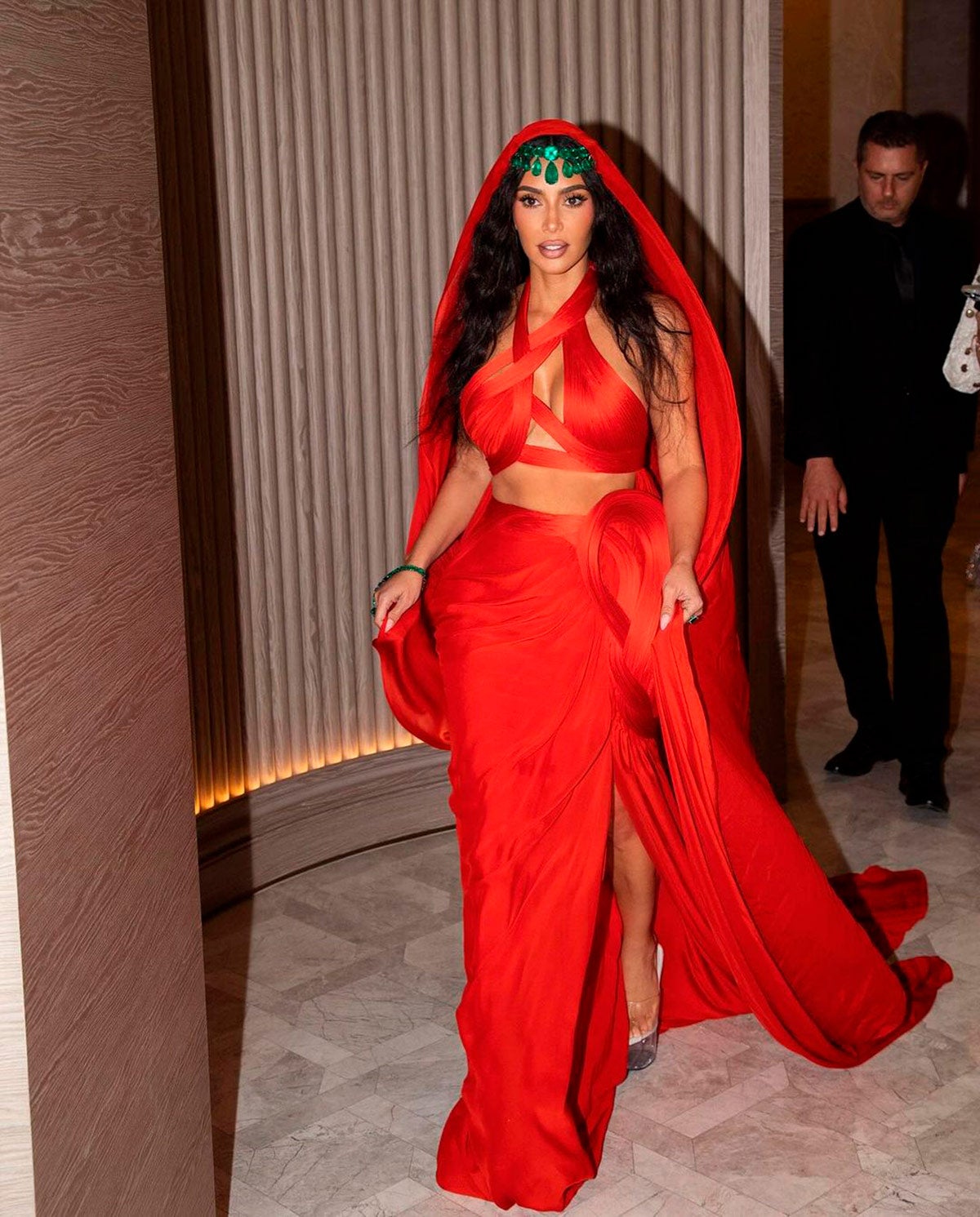Otro de los días de la ceremonia, Kim Kardashian volvió a repetir color. Llevó un 'crop top' asimétrico, una larga falda con una raja y una larga capa que salía del pelo. Lo completó con una especie de diadema de esmeraldas verdes en la frente. 