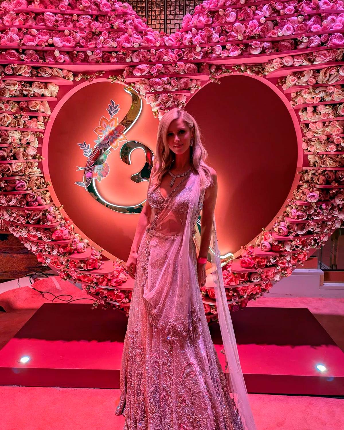 Nicky Hilton llevó un look de Dolly J Studio compuesto por un 'crop top', una maxi falda y una tela superpuesta en color beige con incrustaciones brillantes. 