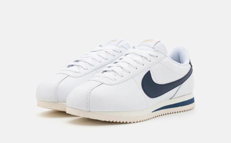 Imagen principal - Nike ha lanzado sus nuevas Nike Cortez 'Olympic' con motivo de los Juegos Olímpicos de París 2024.