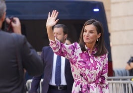 La Reina Letizia estrena un vestido de 850 euros perfecto para invitadas de verano