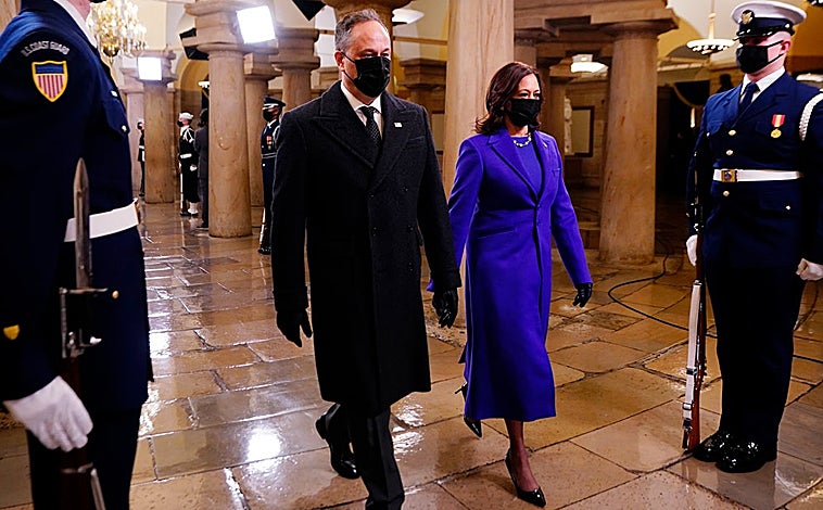 Imagen principal - Kamala Harris también luce estilismos de gala. 
