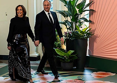 Imagen secundaria 1 - Kamala Harris también luce estilismos de gala. 