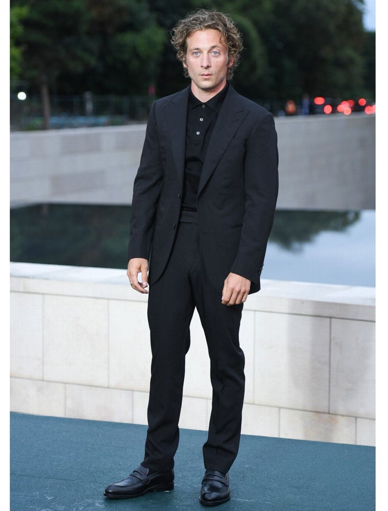 Jeremy Allen White con look de Louis Vuitton.