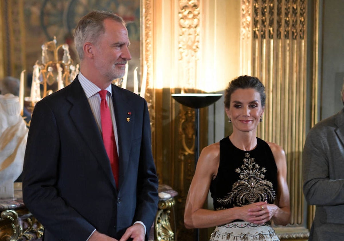 La Reina Letizia brilla en París con un diseño de Dior.