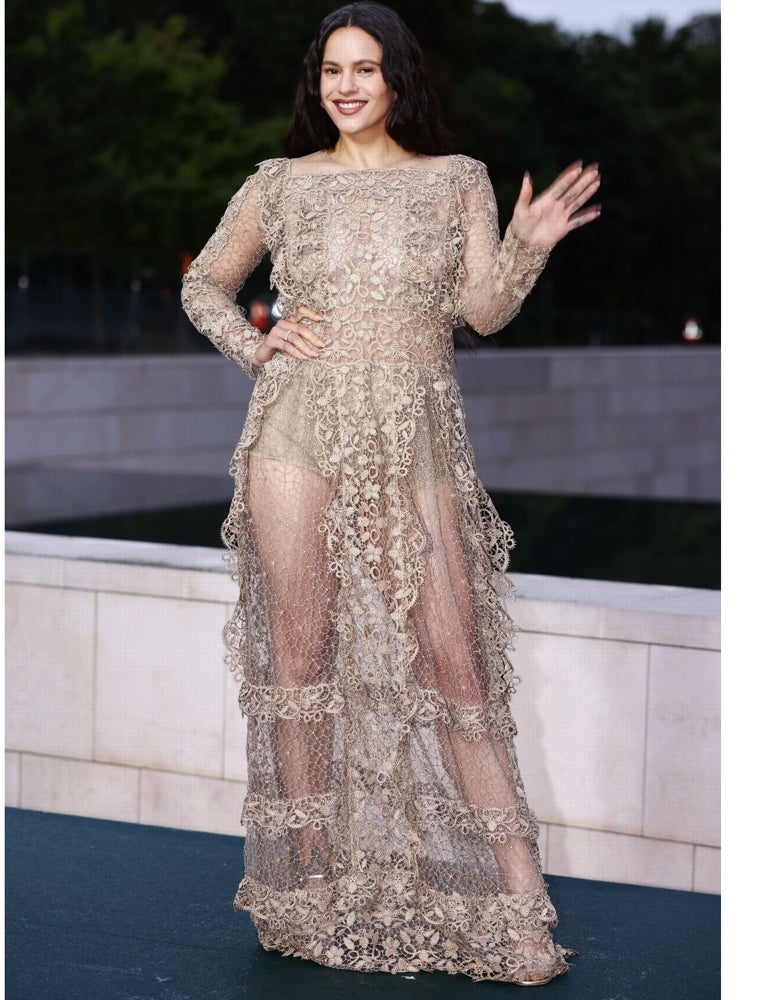 Rosalía con vestido de la colección Dior Cruise 2025.