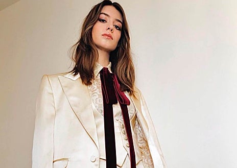 Imagen secundaria 1 - Daisy-Edgar Jones tiene un estilo icónico y uno de sus colores favoritos es el blanco.