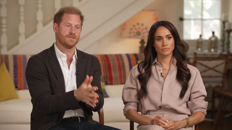 Meghan Markle y el príncipe Harry durante la entrevista que han concedido a la CBS para hablar de ciberacoso.