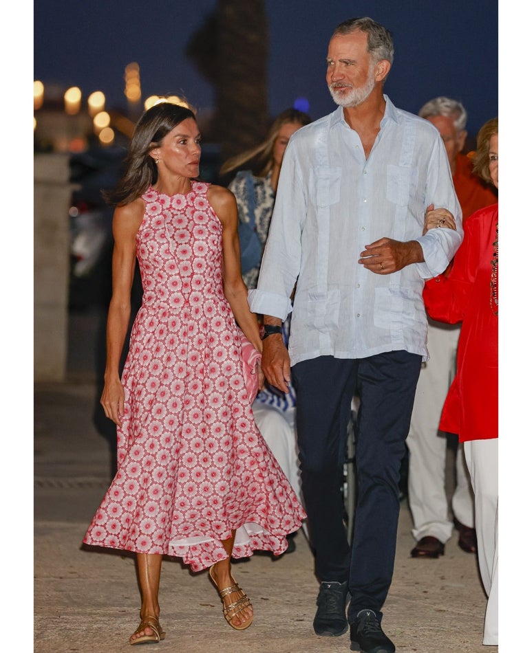 La Reina Letizia con un nuevo vestido con estampado floral y sandalias planas de brilli brilli.