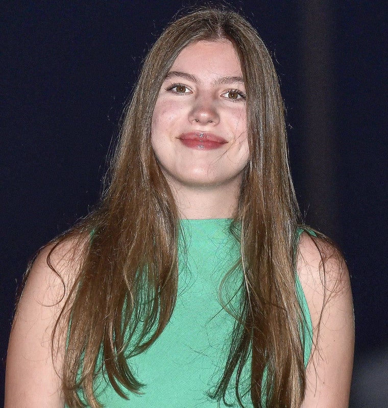La Infanta Sofía con un vestido verde de Zara, que estrenó su madre en 2023.