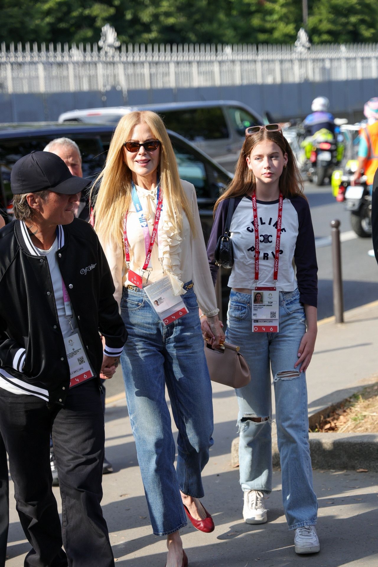 Nicole Kidman acudió con su marido y su hija a diversas competiciones. La actriz eligió un conjunto 'casual' formado por unos vaqueros de tiro alto, blusa con volantes en color mantequilla y bailarina granates. 