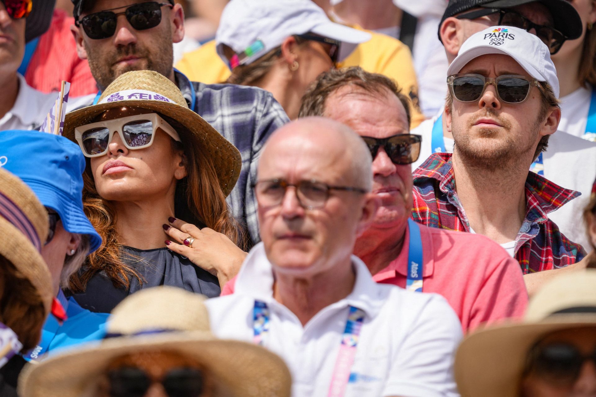 Eva Mendes, con vestido negro, sombrero, gafas de sol blancas y manicura en tono burdeos, también estuvo en París. Acudió junto a su pareja, el actor Ryan Gosling, con gorra blanca y camisa de cuadros. 