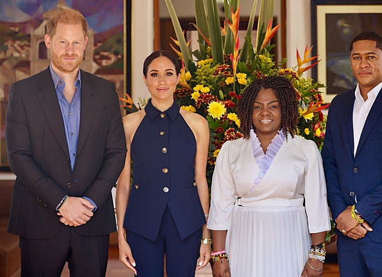 En su primera cita en Colombina, Meghan Markle lució un traje azul marino con chaleco.