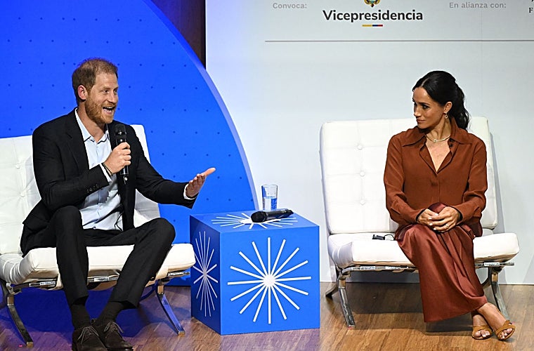 Harry y Meghan, con un look de color marrón, en Bogotá.