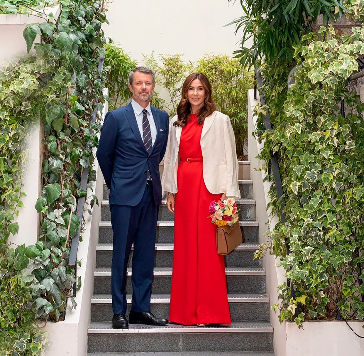 Previamente a que comenzaran las olimpiadas en la capital francesa, la australiana estrenó un mono rojo de Max Mara, con un bonito drapeado en la zona del escote y pantalón ancho cruzado con un cinturón a juego. Llevó unas sandalias de tacón 'nude' y añadió una blazer beige. 