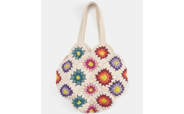 Imagen principal - Bolso de Pull & Bear (15,99€), Cortefiel (5,99€) y Shein (17,99€)