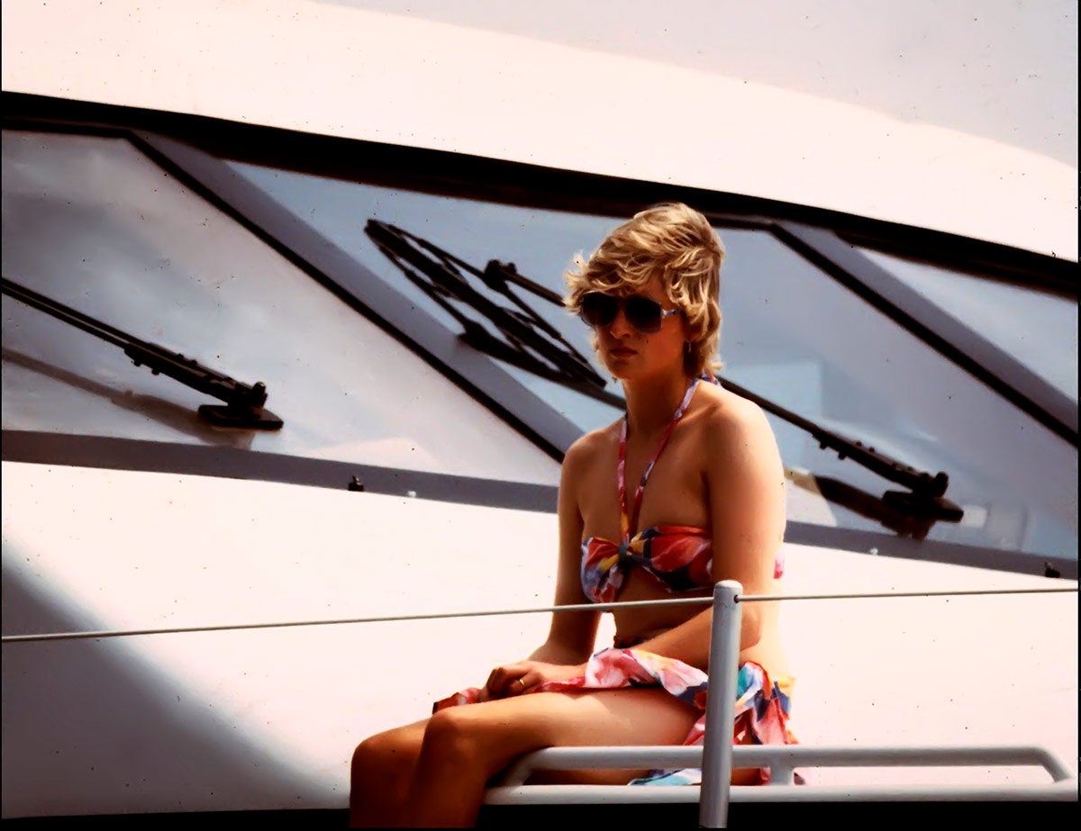 Lady Di, de vacaciones en Mallorca con un bikini estampado y escote 'halter'. 