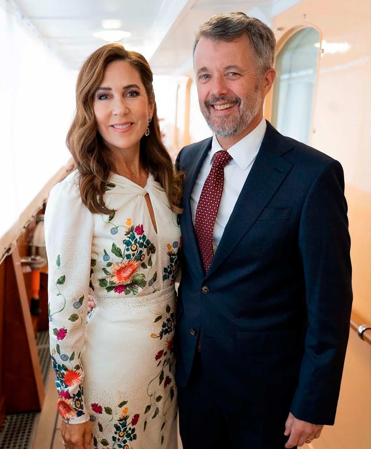 De estreno, con este maravilloso diseño floral de largo midi, mangas largas abullonadas y escote con forma de lágrima. Es de la marca Saloni.