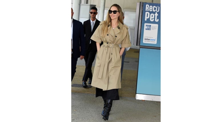 El look con gabardina de Angelina Jolie