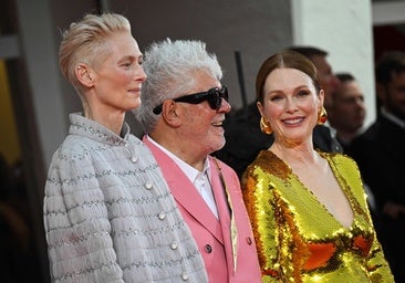 Del Chanel de Tilda Swinton y las lentejuelas de Julianne Moore al traje rosa con pluma para la gran noche de Almodóvar en Venecia