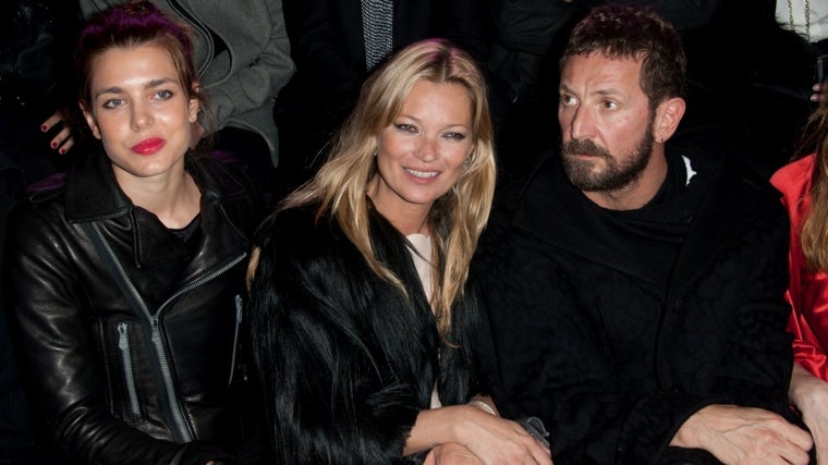 El diseñador Stefano Pilati junto a Kate Moss y Carlota Casiraghi en uno de los desfiles de Saint Laurent