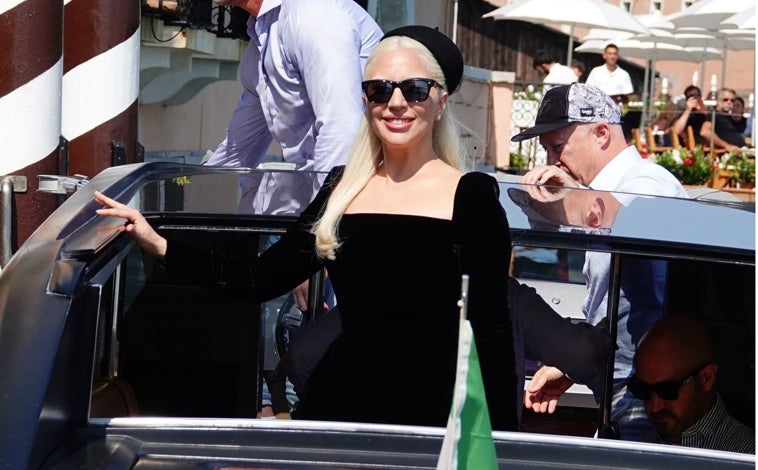 Imagen principal - Lady Gaga con diseño negro de Dior en Venecia