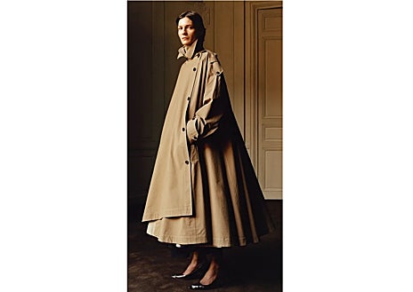 Imagen secundaria 1 - Capa, de Chloé; trench, de The Row, y cárdigan, de Ferragamo