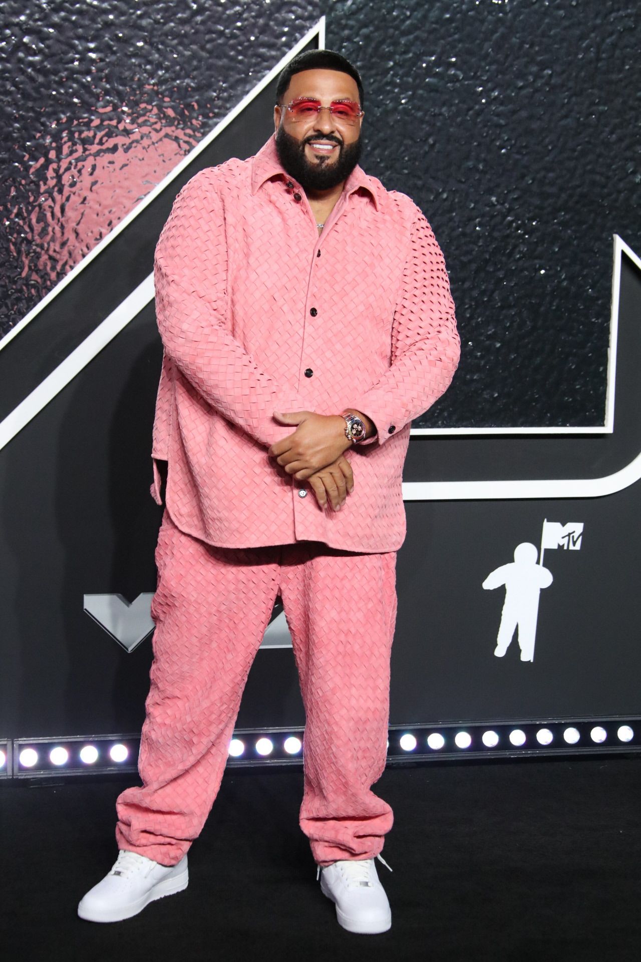 DJ Khaled con un traje rosa de Bottega Veneta. 