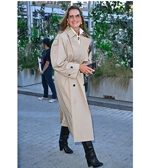 Imagen secundaria 2 - Angelina Jolie en el Festival de Venecia con una gabardina con manga hasta el codo, de Dior. Brooke Shields asiste al desfile de Tommy Hilfiger, celebrado el pasado ocho de septiembre en Nueva York