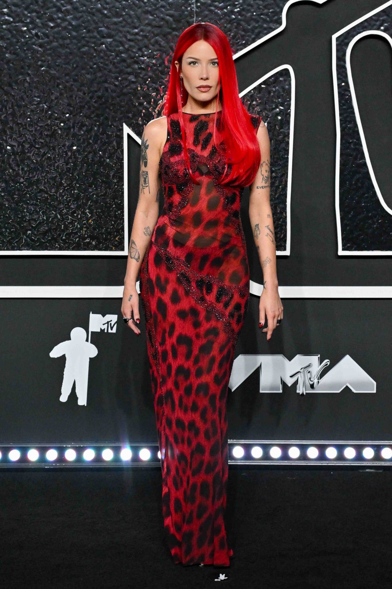 Halsey con un vestido vintage de Versace. 