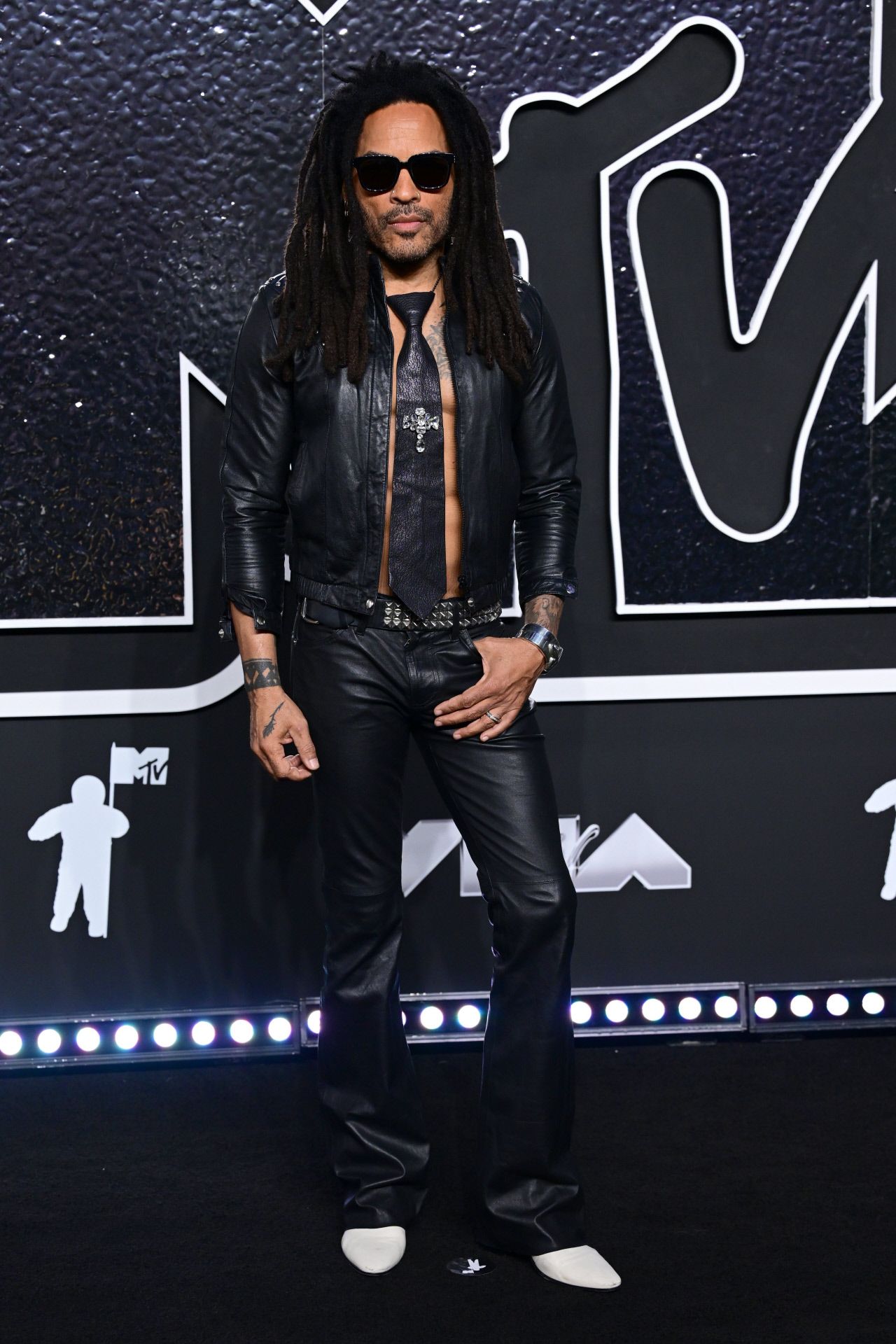 Lenny Kravitz con su estilo rockero, eligió un traje de cuero. 