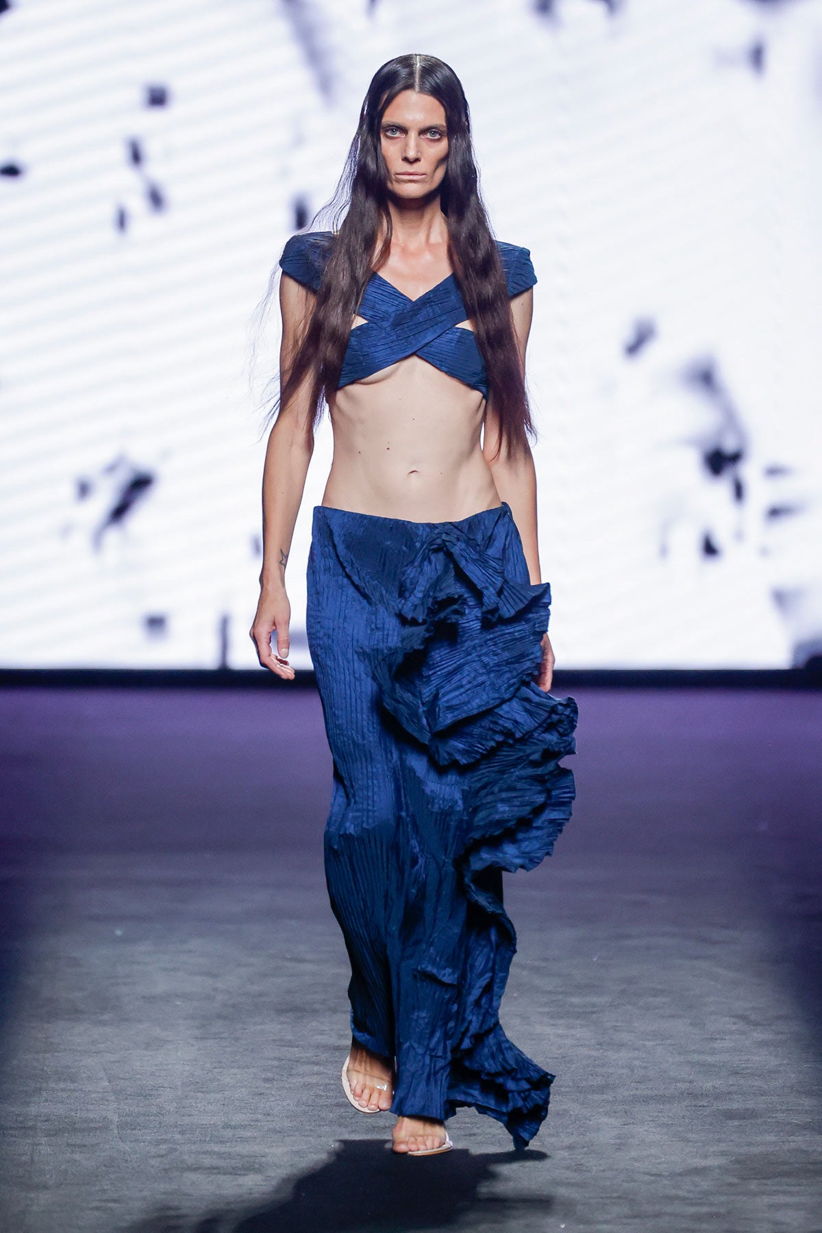 La mezcla de tejidos llamativos y grandes volúmenes emergen como suspiros en el desfile de De la Cierva y Nicolás. 