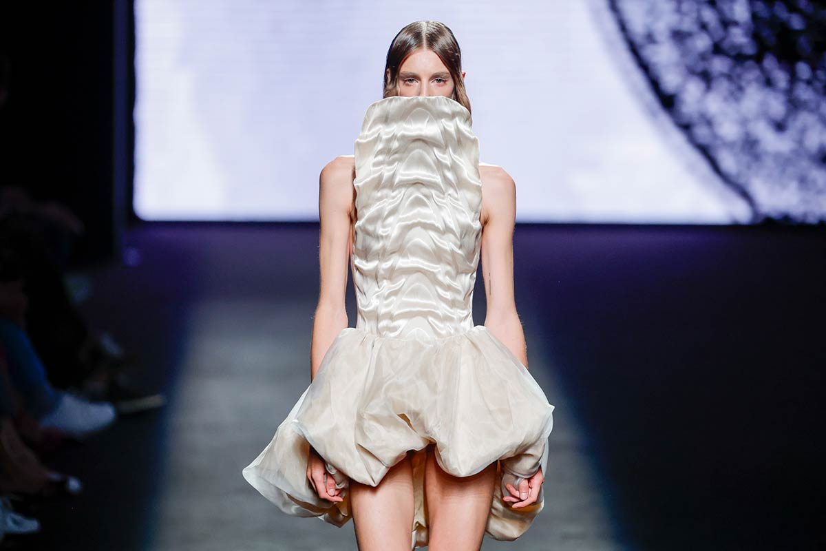 Aunque los modelos largos han sido los más vistos sobre la pasarela, De la Cierva y Nicolás también han dado importancia a los diseños mini. 