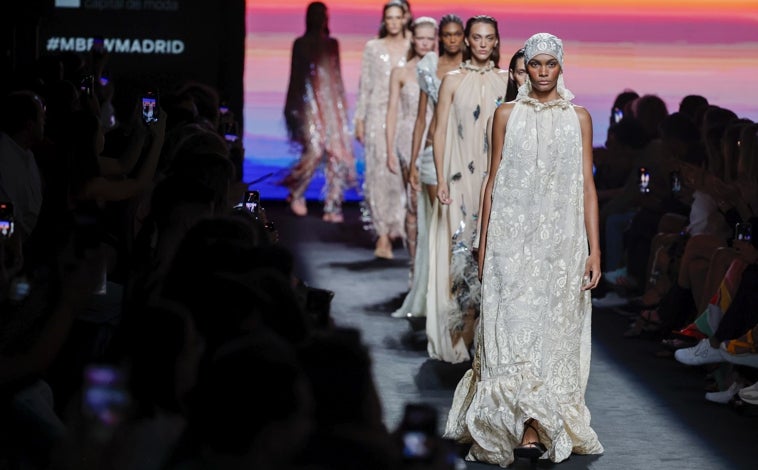 Imagen principal - De Ágatha Ruiz de la Prada a Pedro del Hierro: lo mejor de la primera jornada de desfiles en la MBFWMadrid